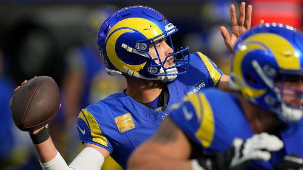 Rams quarterback Matthew Stafford gets ready to throw during Sunday's game.